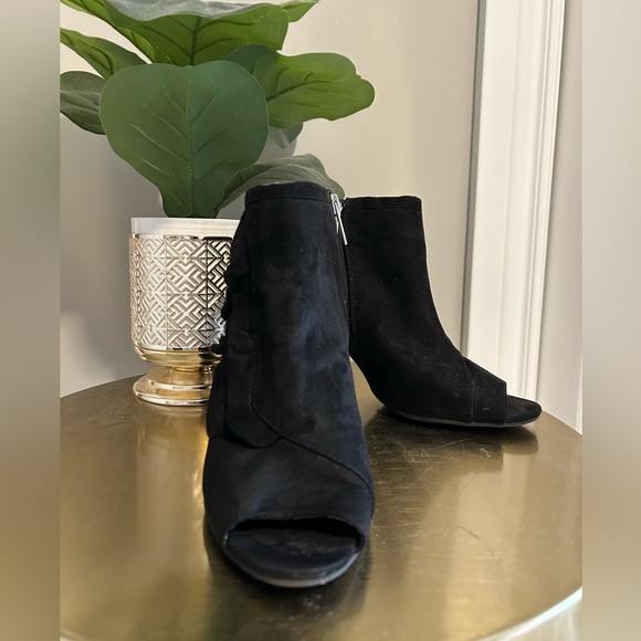 Unisa Black Open Toe Ruffle Booties, Size 8M. - Picture 8 of 9